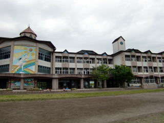 鹿児島県の大隅半島に位置する,四季折々の自然に恵まれた学校です。